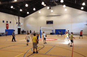 Kids playing sports in the Messiag gym